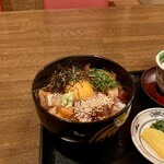 Yushoku Bouya Utazu Ten - 器は鮮やかですが、海鮮丼は茶系