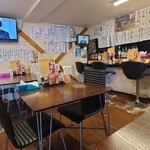 さんのへ屋 - 店内と壁メニュー