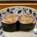 Sushi Ikezo - 鰯巻き〈銚子より〉
                        合わせた葱のシャキシャキさと風味良く、ガリの酸味辛みが鰯の強い脂をさっぱりと締めています。
                        鰯の脂が白く浮き出て、血合いの赤色に葱の緑と、色見も綺麗です♪