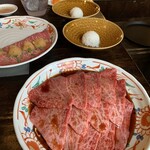 Yakiniku Izakaya Oniyanma Omiya Ten - こちらは焼く前。2枚ほど焼いてご飯にのせ、卵を落としてくれます。