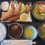 Tonkatsu Tomita - 我が海老フライ定食！薄衣の中にはプリップリの大きな海老！！最高に美味しかった。タルタルも好き。レモンはタルタルにかける派です。お味噌汁もお出汁が美味しい〜