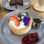 +HERB flower and cafe - ベリーとお花のスフレケーキ　税込850円