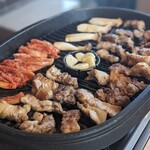 焼肉ヘルシーダイニングCOSARI 元 - 焼き油は穴から下へ落ちる仕様　ニンニク焼きにゴマ油入れてほしい