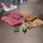 Teppan French Quatre Saisons MORI - 森シェフによるステーキの鉄板焼風景
      
      僕がミディアムレア、お姉様がミディアム
      幹事さんがとそれぞれに焼き加減が違ってたけれど
      手慣れた手つきで焼かれていく様は見ていて楽しいなあ♪