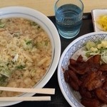 どんどん庵 - 大盛りソバ（２３０円）とドテ丼（４８０円）、無料トッピングをたっぷり掛けたんやわ。