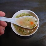 ナマステグル - このお店のスープは塩とニンニクの味わいがしてる
            チキンベースであろう野菜の優しさもあり
            意外と美味しい味わいだった
            
            塩は薄味気味で僕好みだよねえ♪