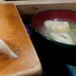 寿司居酒屋 二の丸 - ネギとうす揚げの味噌汁。