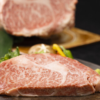 The immersive feeling of cutting A5 rank Sendai beef up close is appealing.