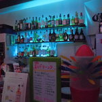 Dining Darts Bar Bee Sannomiya Ten - ポップな店内、青のカウンター奥