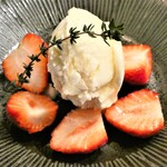 Grill to Wine COCCIO831 - 自家製チーズと本日の果物（イチゴ） はちみつがけ