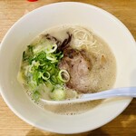 幸心堂 - 料理写真:13:28着丼、4名掛けテーブルでゆっくり味わう。泡の具合も良好、チャーシューは噛む程に味が出てきてキクラゲのコリコリ食感も良かった。店主は一風堂出身らしい。コチラの焼きめしも是非食べてみたい。