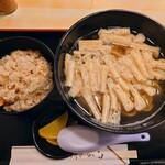 坂出 - 令和6年2月 店内飲食営業時間(10:00〜14:30)
きざみうどん定食 税込700円
きざみうどん、かやくご飯、漬けもの