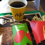 McDonald's Kabe Ten - 珈琲とアップルパイ、そしてポテトフライ