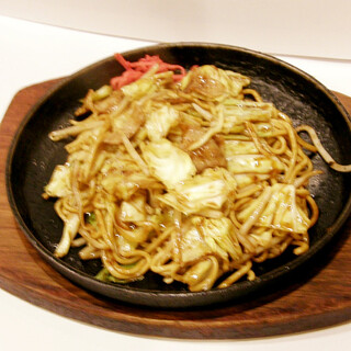 The medium-thick egg noodles mixed with the special sauce have a chewy texture that makes for an exquisite Yakisoba (stir-fried noodles).