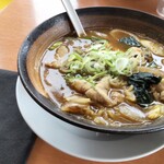 Kouraku En Izumikuyakushomae Ten - 和風カレーラーメン690円 パネルタッチで麺固めでオーダーです✨豚バラ、小松菜、玉ねぎに焼きネギと刻みネギのWネギで抜かりない✨ 希望しなくても黒い紙エプロン準備くださいました(uωu*)