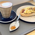 NEWZEALAND CAFE AKASAKA - マヌカハニーラテとチーズドック