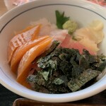 Mekiki no Ginji Oshiage Sukaisutorime Eki Mae Ten - 海鮮三種丼