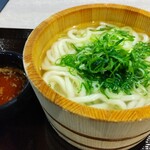 丸亀製麺 - 釜揚げうどん並。今日は半額で170円なり✨ネギたっぷり&汁には生姜とすりゴマ投入…( *´艸｀)