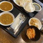 Ashirwad Itabashi Ekimae Ten - 雑多に選んだメニュー・左上からキーマカレー、豆カレー、奥にナンと茶碗に雑に盛ったライス、右手にほうれん草カレー、アチャールなど