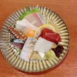 寿司・魚料理 うお家 - 造り盛り合わせ◎1人前880円(968円)選りすぐったネタの数々を贅沢に盛り合わせます☆幸せな気持ちにさせてくれるお造りの盛り合わせをご賞味ください！