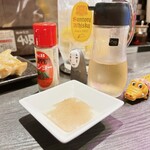 Ikemaru Gyoza - 酢とコショウは、言えばいただけますが
                      卓上のタレだけで充分ですね◎