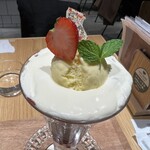 CAFE DULCET - いちごがハート❤️ バニラアイスと飴細工