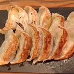 Stand Shan Shoku Osaka Kitashinchi Champagne & Gyoza Bar - ニンニク入りギョウザ（手前）とベジタブルギョウザ