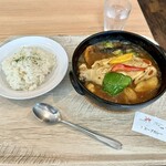 Hokkaido Sweets Parlour NORTH KITCHEN - チキンレッグの札幌スープカレー