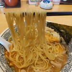 Marugen Ramen Akashi Ten - ストレート麺にたまごを絡ませてすする