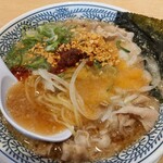 Marugen Ramen Akashi Ten - 辣油とニンニクを追加してたまごをぷす(笑)