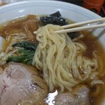 Setoya - 麺が特徴的です。平打ち麺なんですね。あー、でも良ーく観察してみると結構不揃いな麺も混じってて安心しちゃいました。