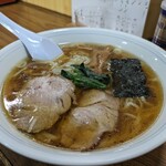 Setoya - 叉焼が2枚、嬉しいですね。焼海苔も付いてます。あとは支那竹とほうれん草。綺麗なお顔だ！