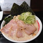 Hayaru Yori Aisareru Ippai Wo Oofukuro Ten - 背脂潮中華そば(ネギトッピング、背脂多め、味濃いめ、麺硬め)