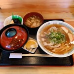 みつば屋 - 料理写真:●中華　600円

そして隣の人が食べてた

●カツ丼　750円

を注文してみた

これらの料理は注文から23分で提供された