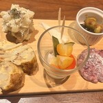 agrado - ケソマンチェゴ(羊乳のチーズ)
                        トルティージャ
                        アンチョビポテトサラダ
                        イベリコ豚チョリソー
                        自家製ピクルス