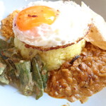 Ceylon - 「Sri Lankan Ayurvedic Curry Plates」（1,320円）ビッタラカリーを選んだ場合の盛り付け