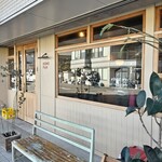 コモパン - きれいな店頭、ベンチ使用可