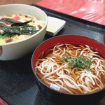 Soba Dokoro Honjin Hon Ten - かつ丼(￥680)。そばと冷奴と漬物！