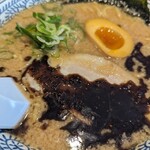 丸源ラーメン - 熟成醤油醤油とんこつ黒、アップ