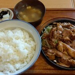 239389008 - 焼肉定食 1100円 ※焼肉とご飯が同じ大きさ