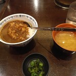 Kyushu Okinawa Zanmai Nankurunaisa Kasumigaseki Iinodainingu - 食べ放題のカレー（ご飯も）味噌汁、お漬物