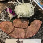 焼肉 白李 - 料理写真:大トロタン1,590円