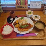 cafe 野野 - 料理写真:このお店のオススメと書かれていた

●サクッとふわふわ　チキンカツランチ　880円

を注文してみた