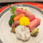 Kuretake Zushi - 刺身盛り合わせ。手前のタコ刺しがお花みたい♪