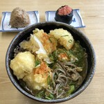 Kakashi Udon Iwai Ten - カレーそば¥790   おにぎり各¥120 玉ねぎ天¥250