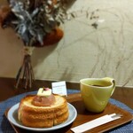 クラクションコーヒーロースターズ - 料理写真:桜あんバターセット(￥1200)。私のもとに桜が咲きました！