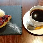 Cafe Delizia - 焼きベリークリームチーズタルト＆ホットコーヒー 1,100円