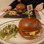 milia burger - 奥はトリュフバーガー、ポテトとゴールドランチョンマット付