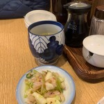 Tonkatsu Fujiyoshi Hon Ten - 熱いお茶に浅漬け。