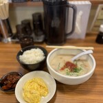 老虎苑 - かす汁定食（汁大）＋スクランブル玉子